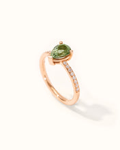 Lade das Bild in den Galerie-Viewer, THE PURE RING - Grüner Turmalin mit Diamant Pavélinie