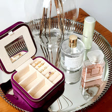 Lade das Bild in den Galerie-Viewer, Schmuckkästchen, Schmuckaufbewahrung, Travelcase - col. wild berry - Anwendungsbeispiel